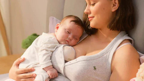 Moeder die een baby vasthoudt