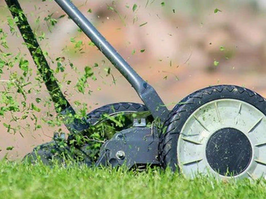 Accu aangedreven grasmaaier die gras maait